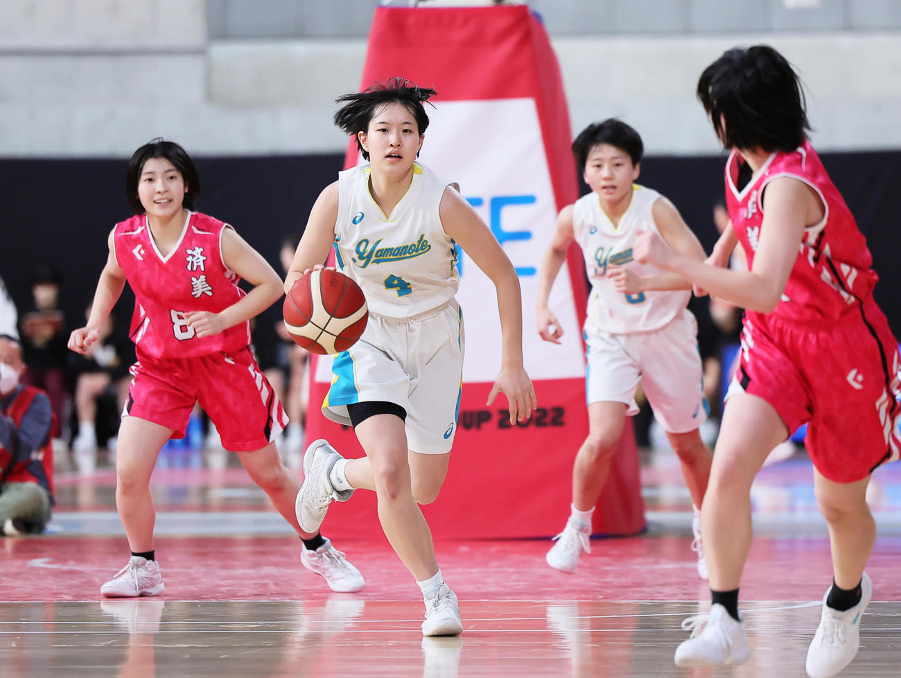 札幌山の手対済美　第1Q、攻め込む札幌山の手・森岡（左から2人目）（撮影・足立雅史）