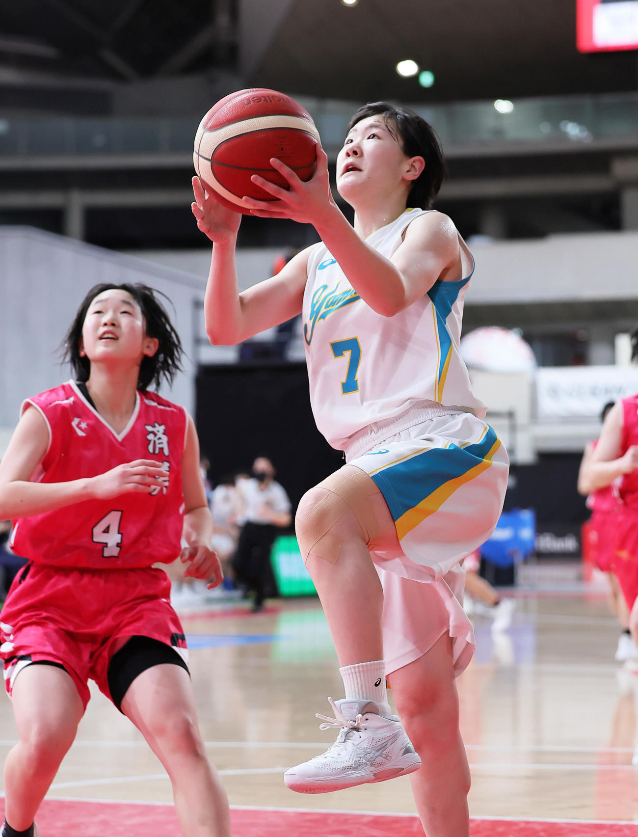 札幌山の手対済美　第1Q、シュートを決める札幌山の手・寺岡（右）（撮影・足立雅史）