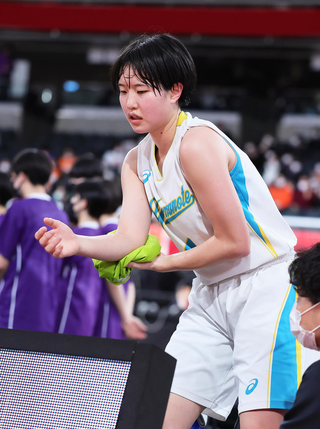 札幌山の手対済美　ベンチで負傷箇所をアイシングする札幌山の手・森岡（撮影・足立雅史）