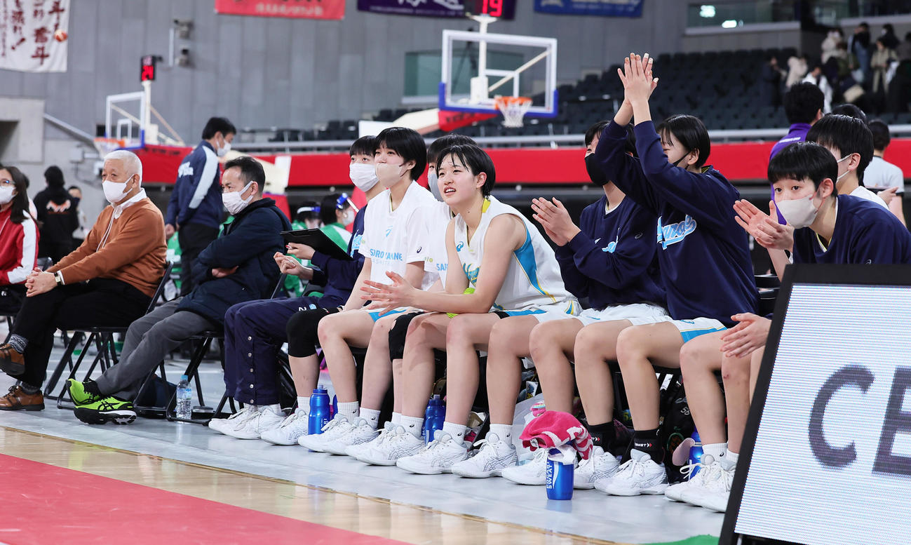 札幌山の手対済美　右腕を痛めベンチに下がった札幌山の手・森岡（中央右）はチームの得点に笑顔を見せる（撮影・足立雅史）