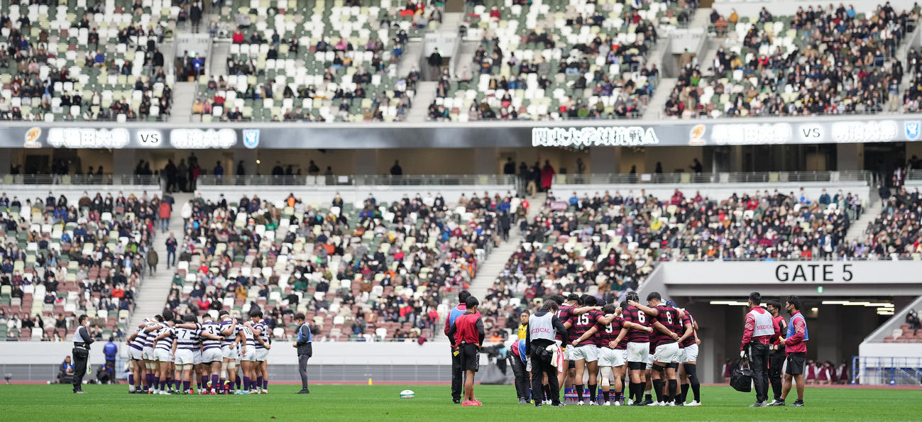 ラグビー関東大学対抗戦　早大対明大　円陣を組む両フィフティーン（2022年12月4日撮影）