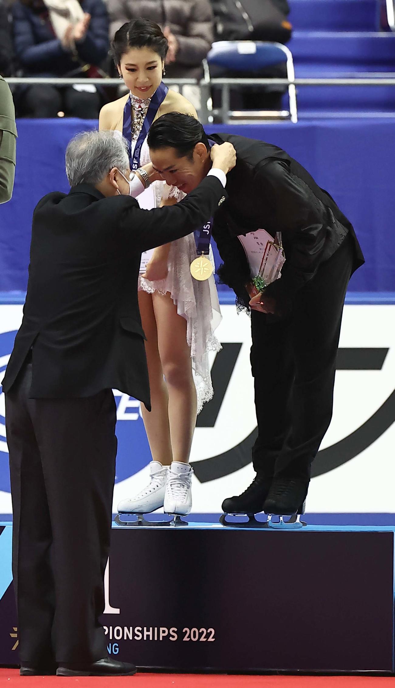 金メダルを授与され笑顔を見せる高橋（右）と村元ペア（撮影・上田博志）
