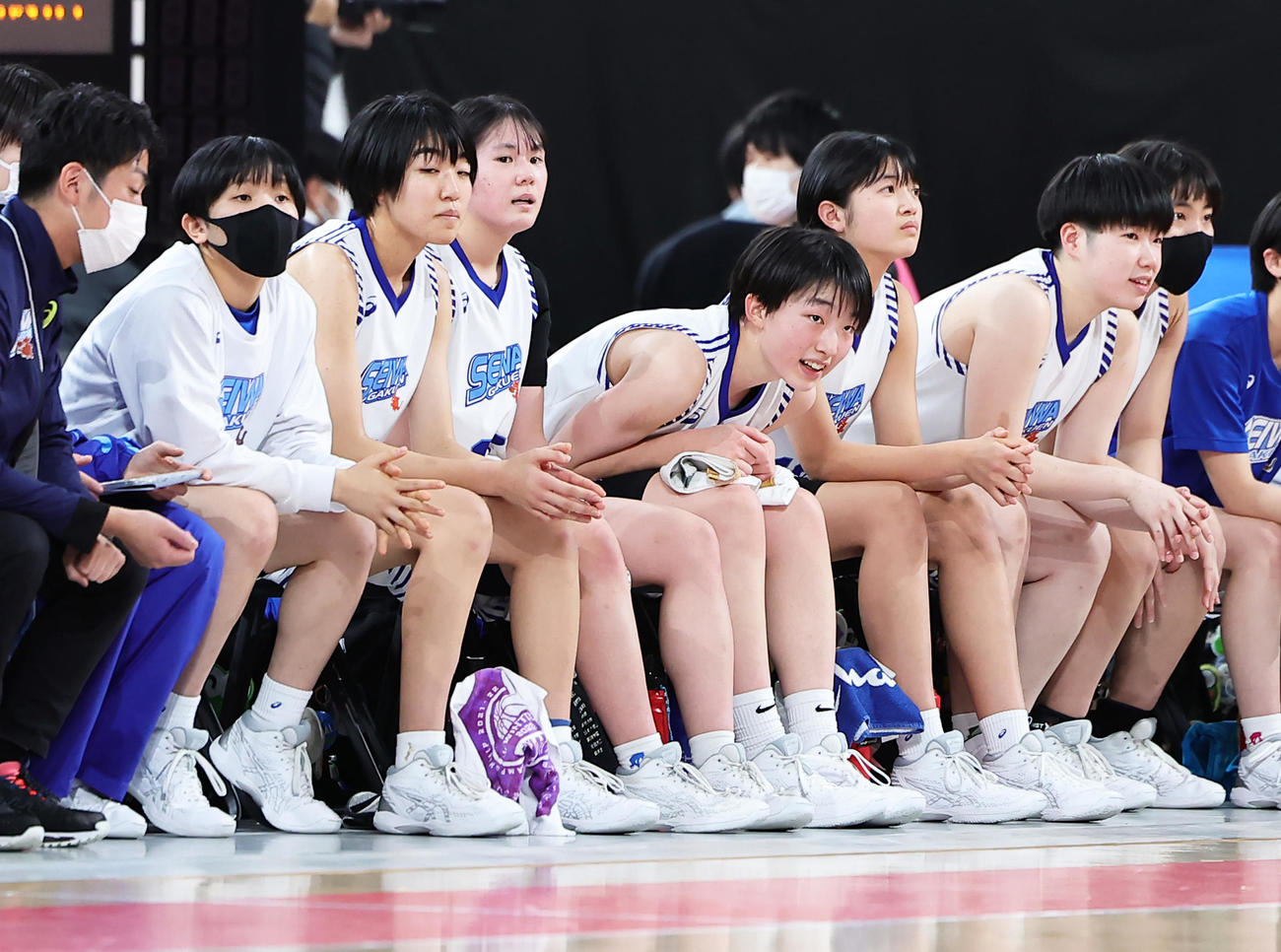 聖和学園対東海大福岡　ベンチから試合を見つめる聖和学園の選手ら（撮影・足立雅史）