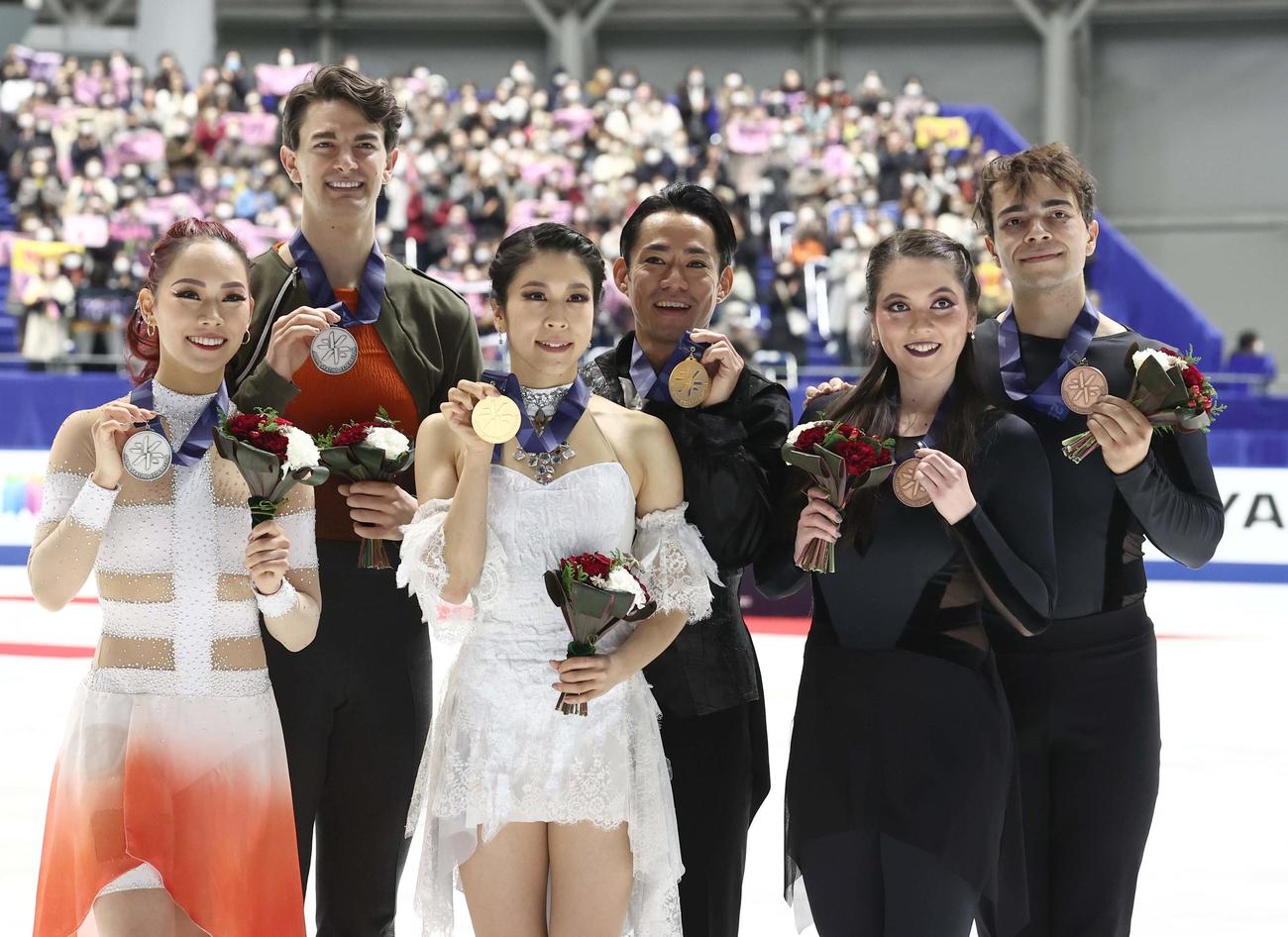 メダルを手に笑顔を見せる左から2位の小松原美、小松原尊ペア、優勝した村元、高橋大ペア、3位の高橋ニコル、ジャドペア（撮影・上田博志）