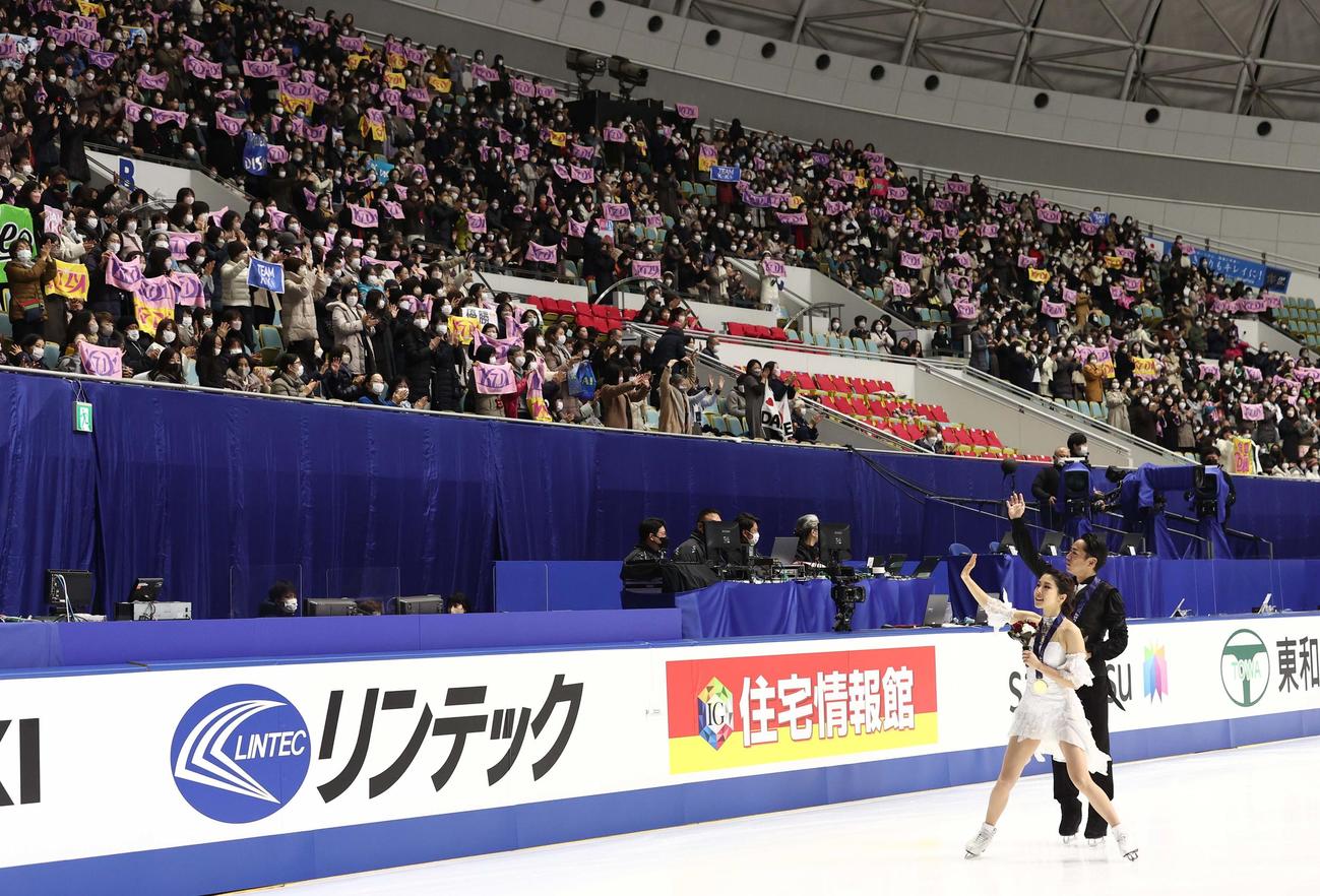 アイスダンスで優勝した村元（手前）高橋組は手を振りながら場内を1周する（撮影・上田博志）