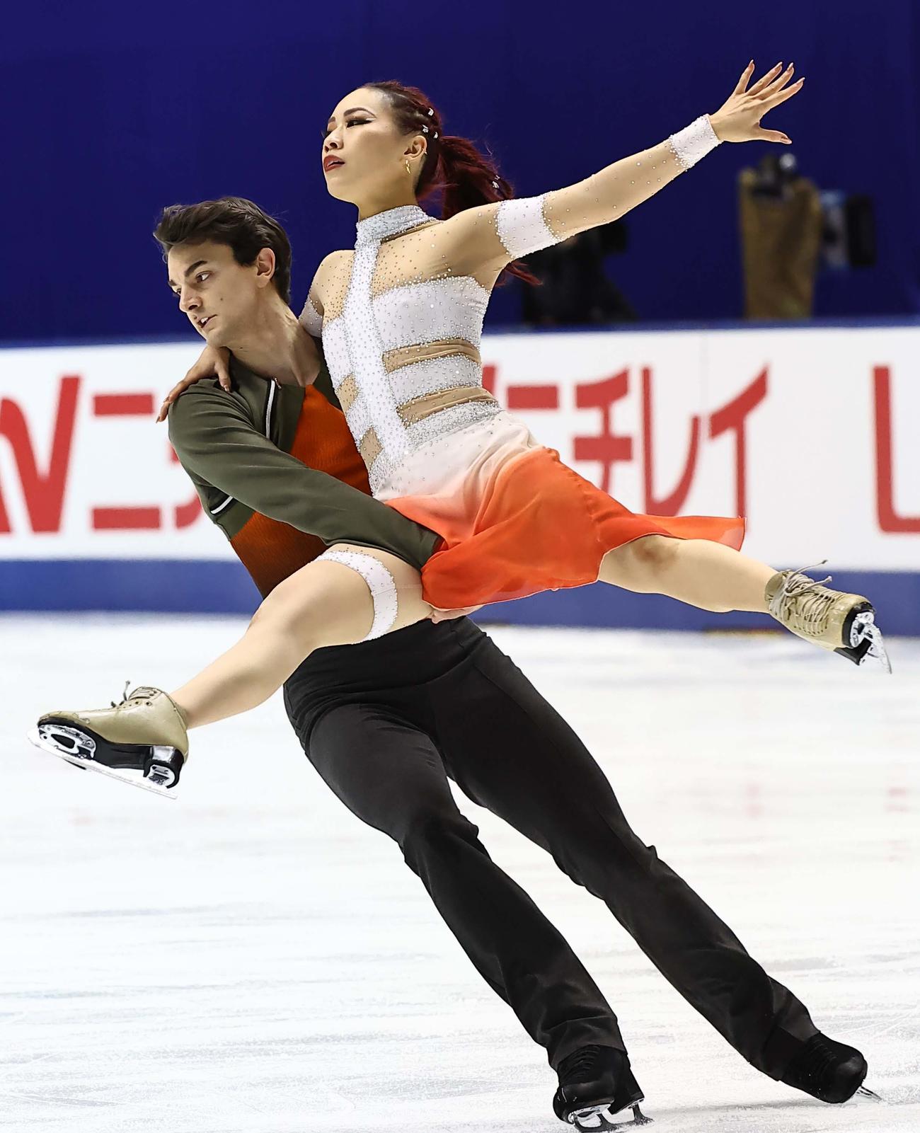 アイスダンスFDの演技をす小松原美里（右）尊組（撮影・上田博志）