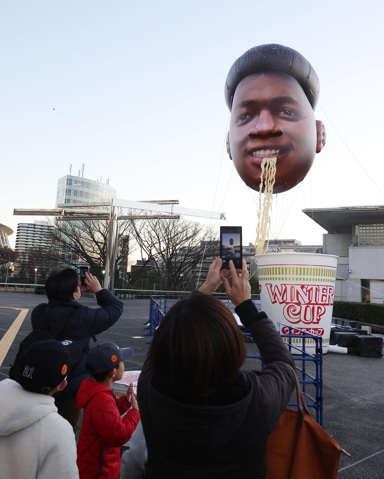 東京体育館の敷地内に設置されたカップヌードルを食べる八村のバルーン（撮影・足立雅史）