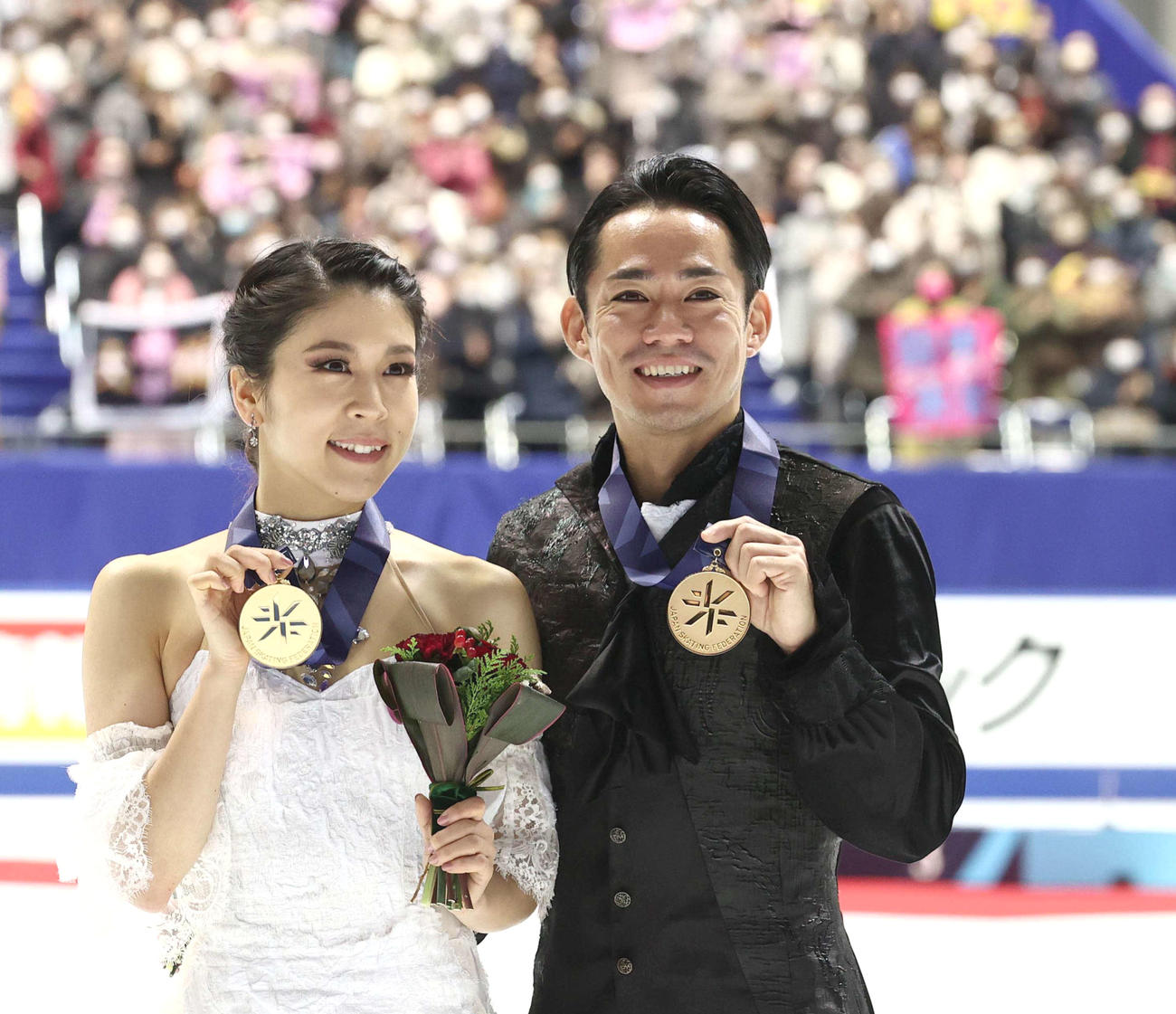金メダルを手に笑顔を見せる村元（左）高橋ペア（撮影・上田博志）