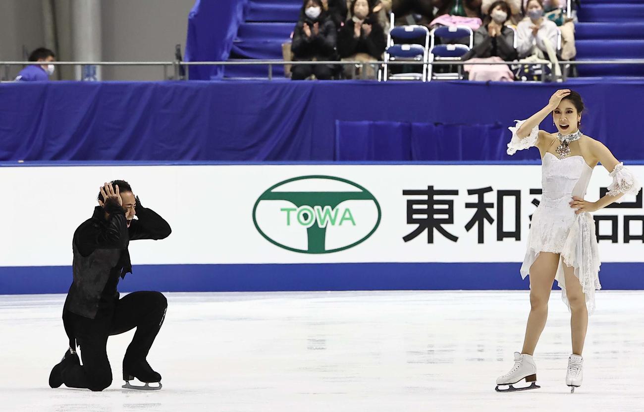 最後の演技でミスをした高橋（左）と村元ペアは頭を抱えて悔しがる（撮影・上田博志）