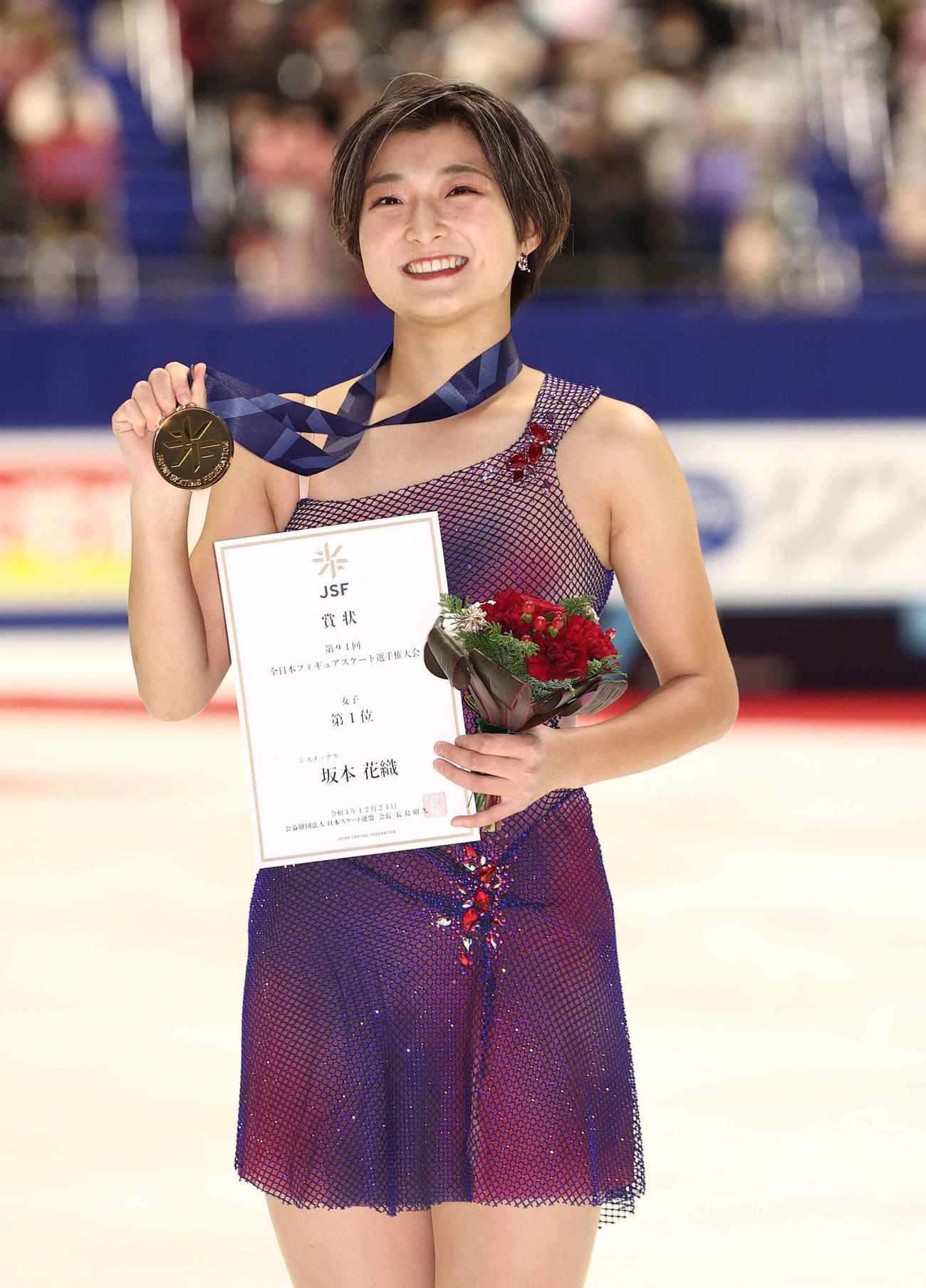 優勝した坂本はメダルを手に笑顔（撮影・上田博志）