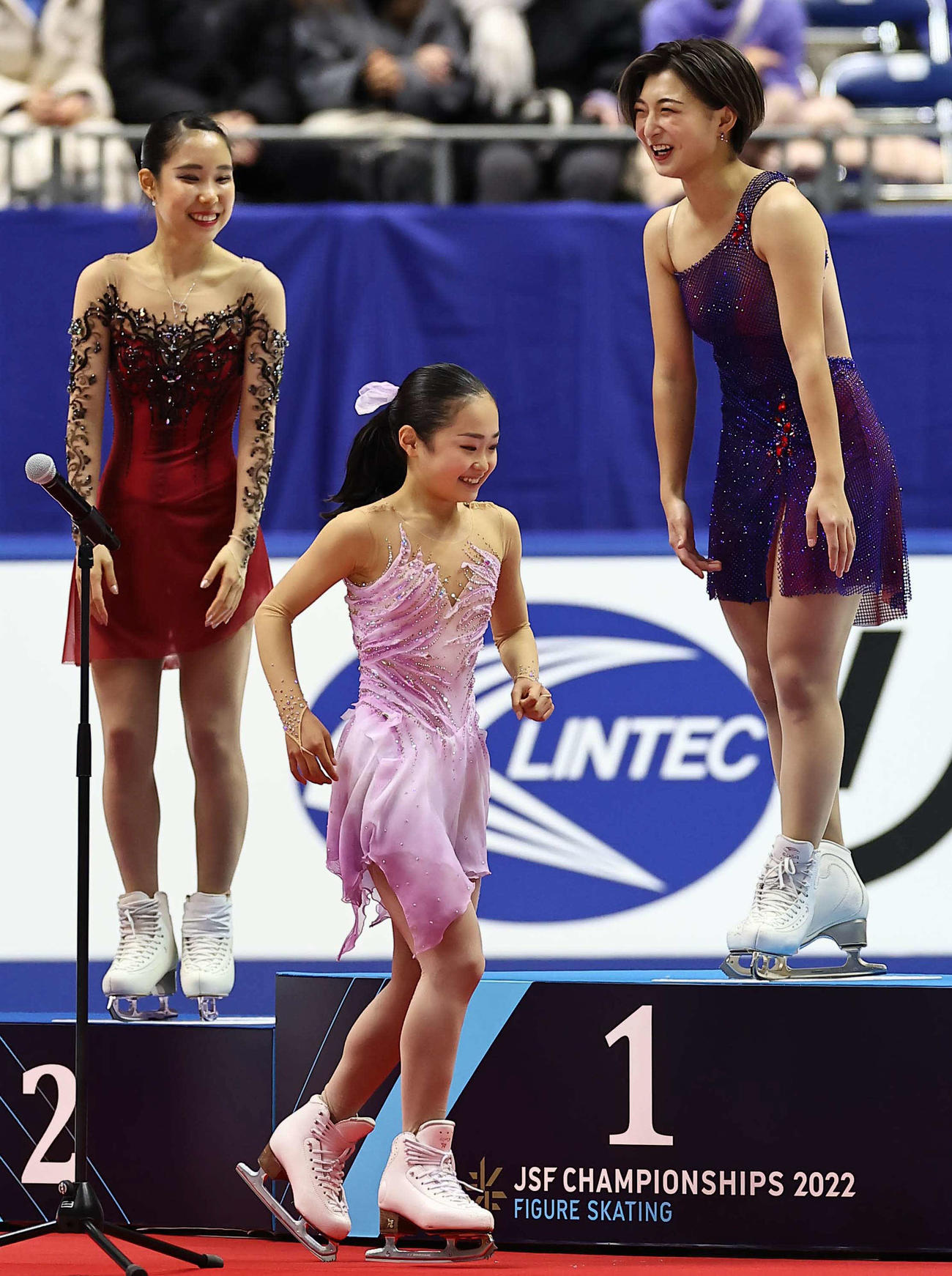 優勝した坂本（右）2位の三原の前を通って3位の段に向かう島田（撮影・上田博志）