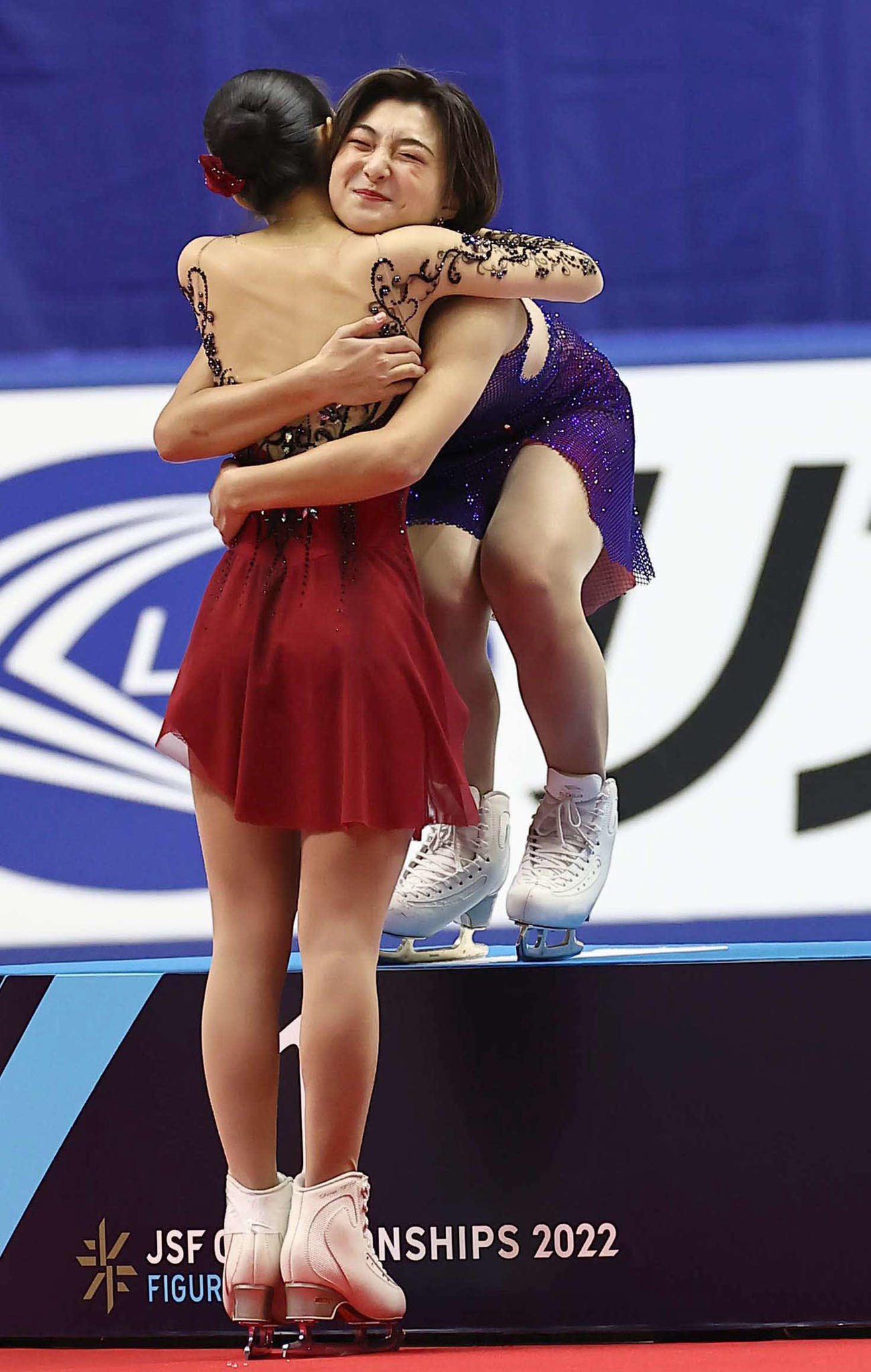 優勝した坂本（右）は三原と抱き合って健闘をたたえあう（撮影・上田博志）