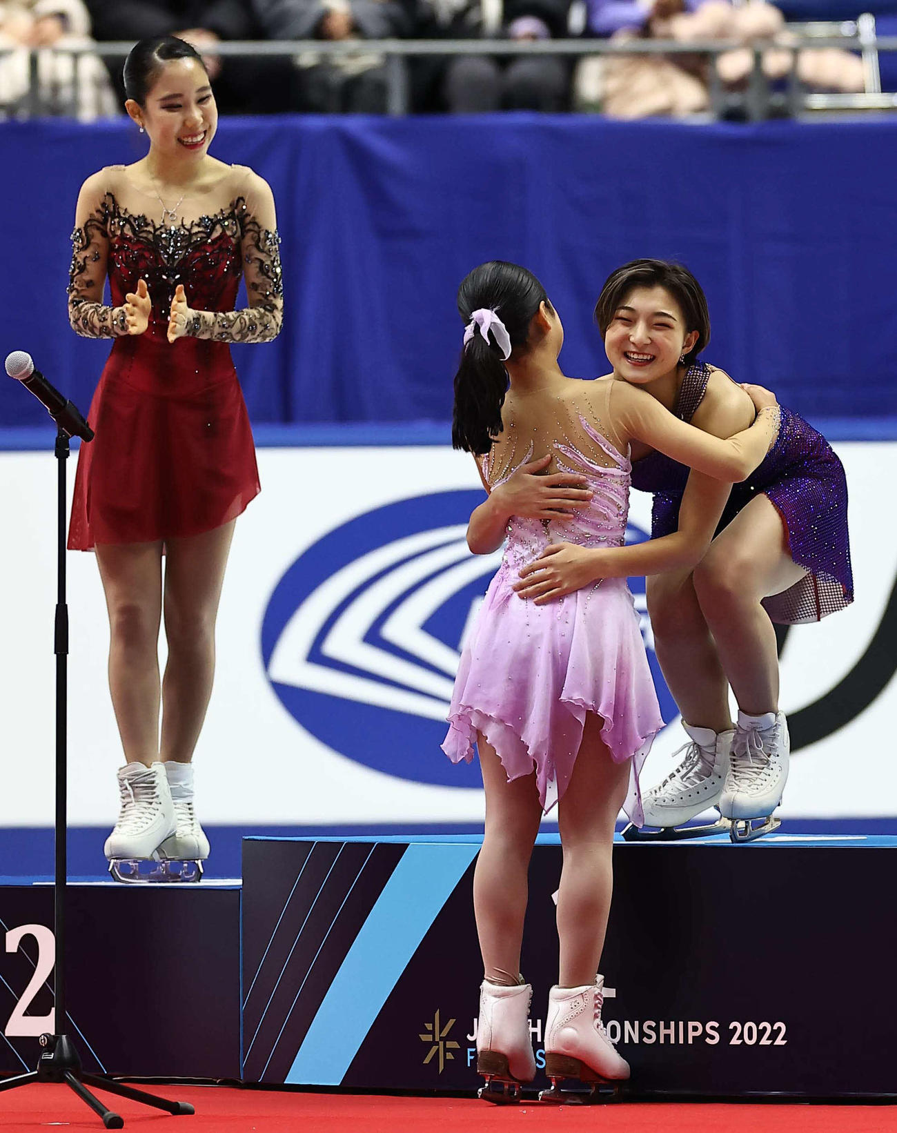 優勝した坂本（右）は3位の島田と抱き合って健闘を称える。左は2位の三原（撮影・上田博志）