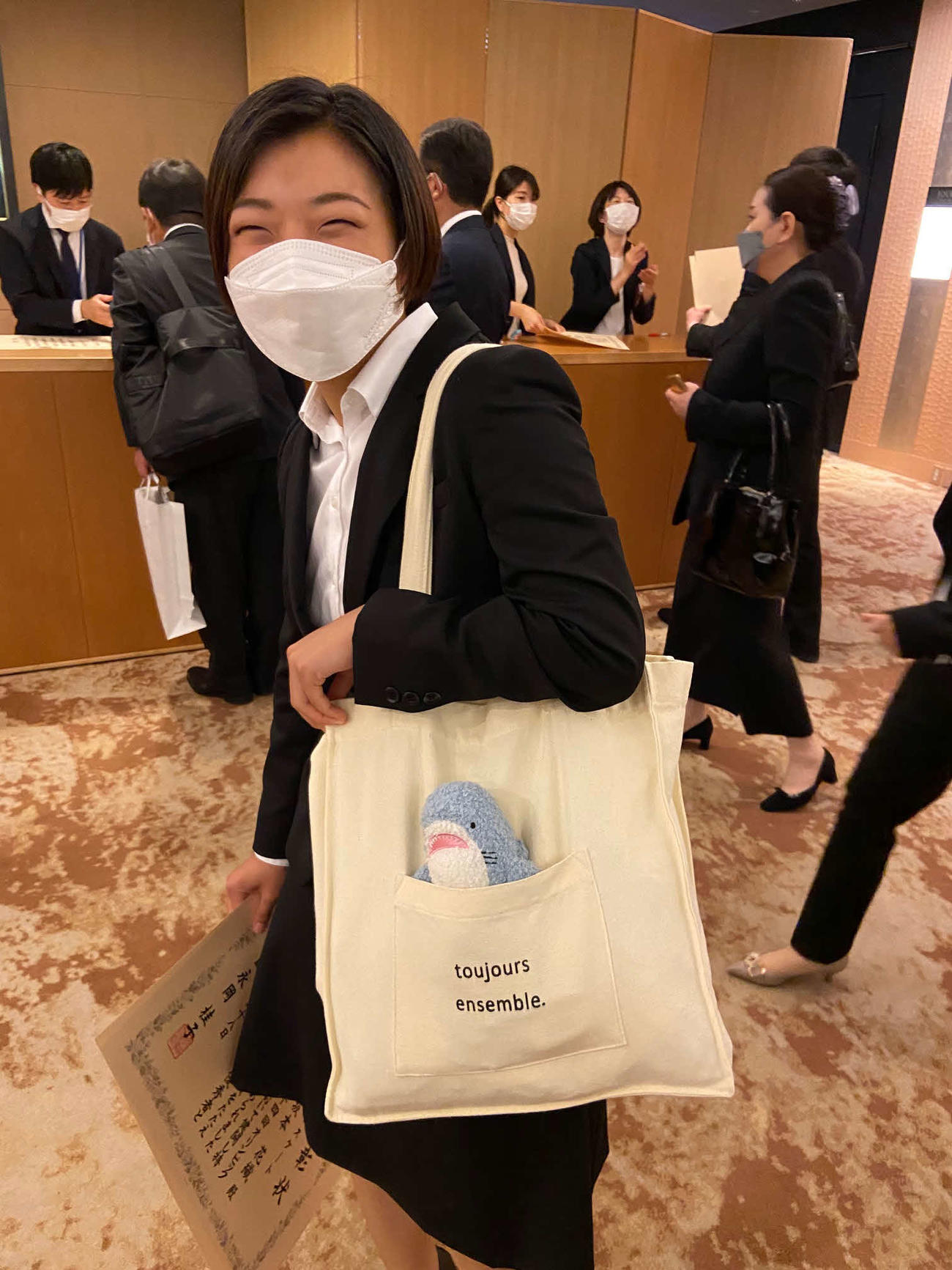 9月29日、サメのぬいぐるみが顔を出したバッグを肩からかけ、笑顔を見せる坂本（撮影・松本航）