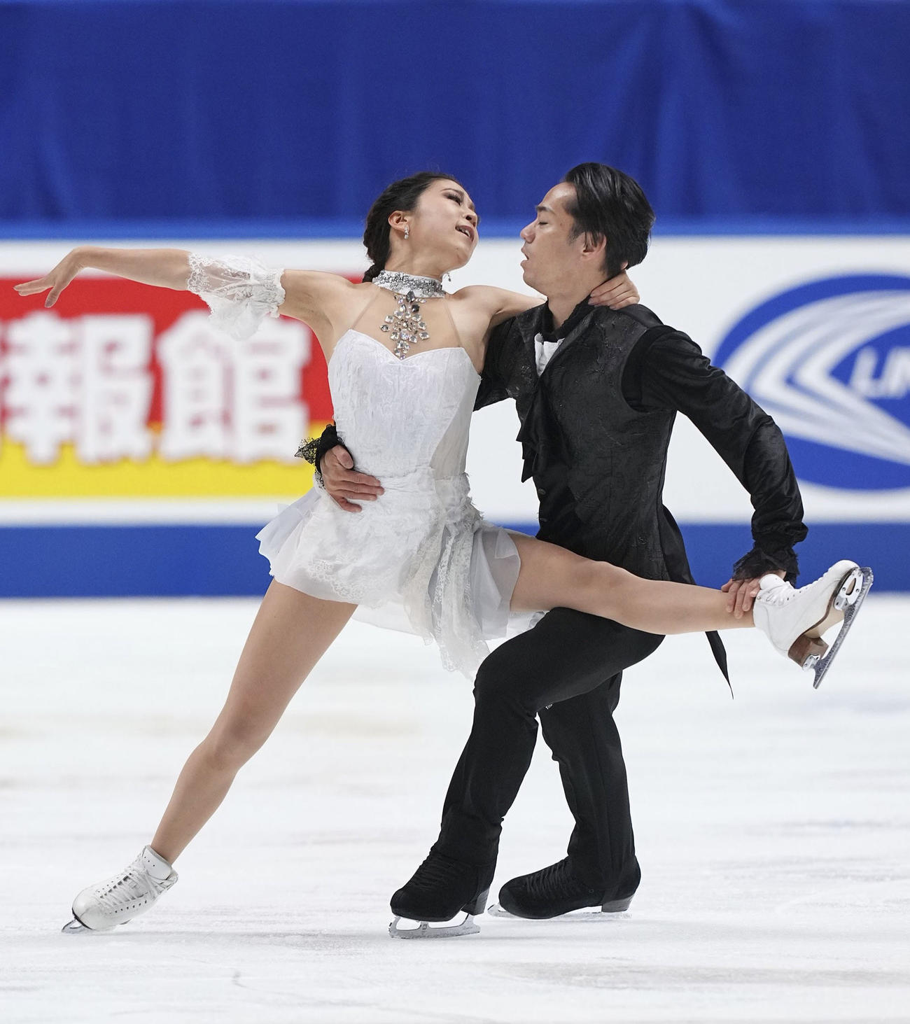 アイスダンスFDで演技する村元（左）高橋大輔組（共同）