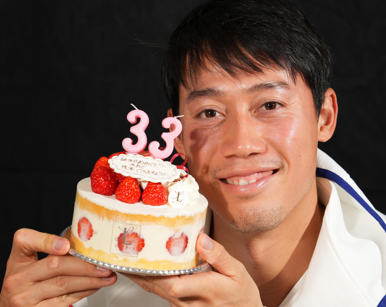 33歳の誕生日ケーキを笑顔で手にする錦織圭（撮影・菅敏）