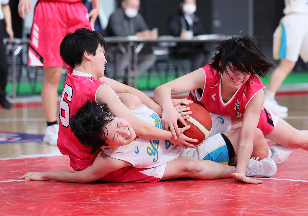 札幌山の手対済美　第4Q、競り合いの際に右腕を痛める札幌山の手・森岡（中央）（撮影・足立雅史）