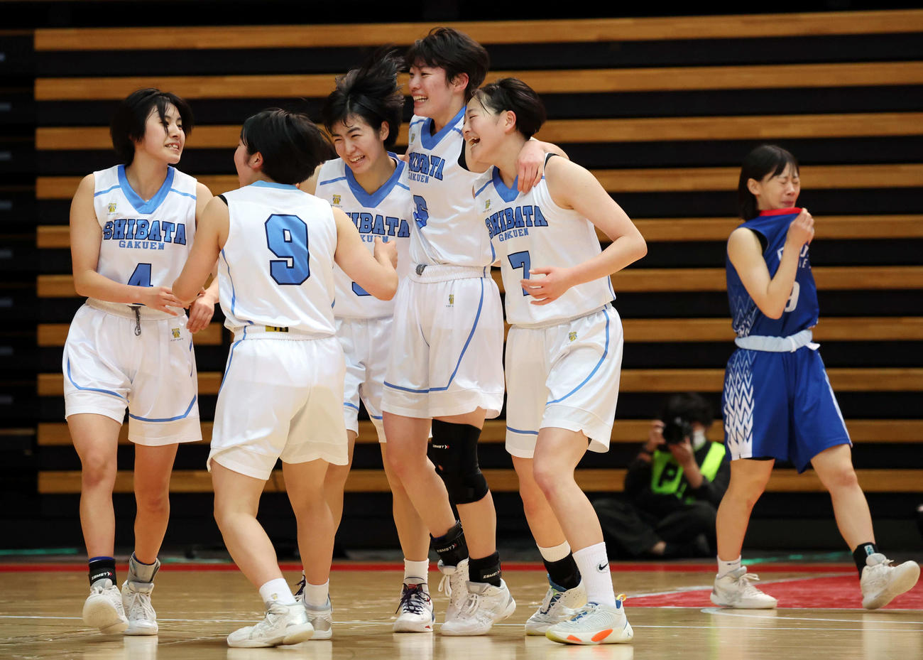 鵬学園に競り勝ち、歓喜する柴田学園の選手たち（撮影・宮地輝）