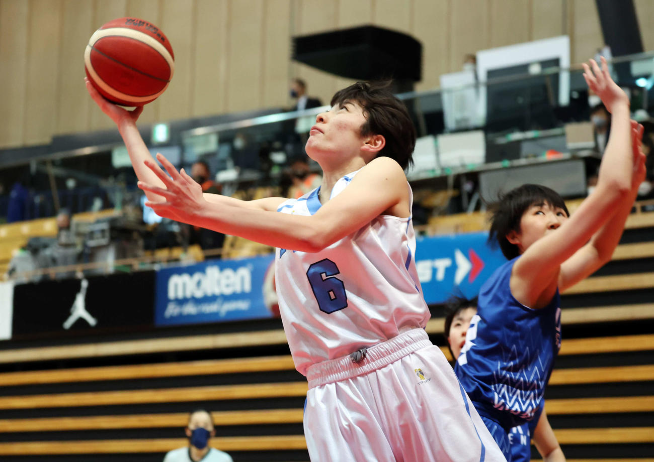 第1Q、シュートを狙う柴田学園・佐々木杏（左）（撮影・宮地輝）
