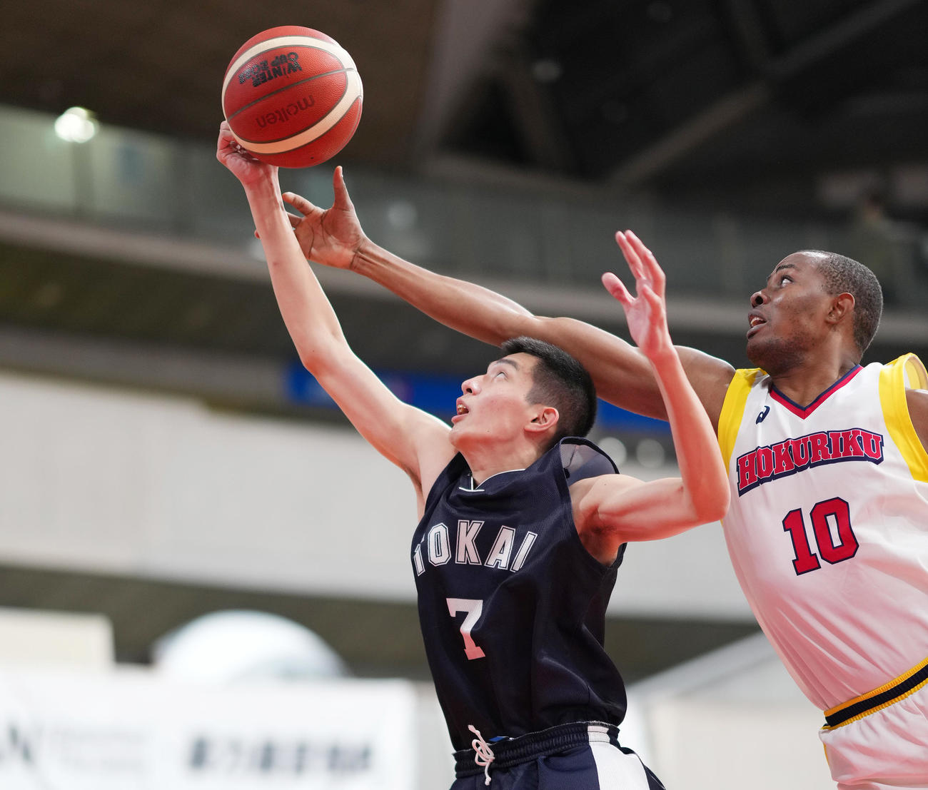 北陸対東海大札幌　第3Q、北陸・ポール（右）と競り合う東海大札幌・一関（撮影・菅敏）