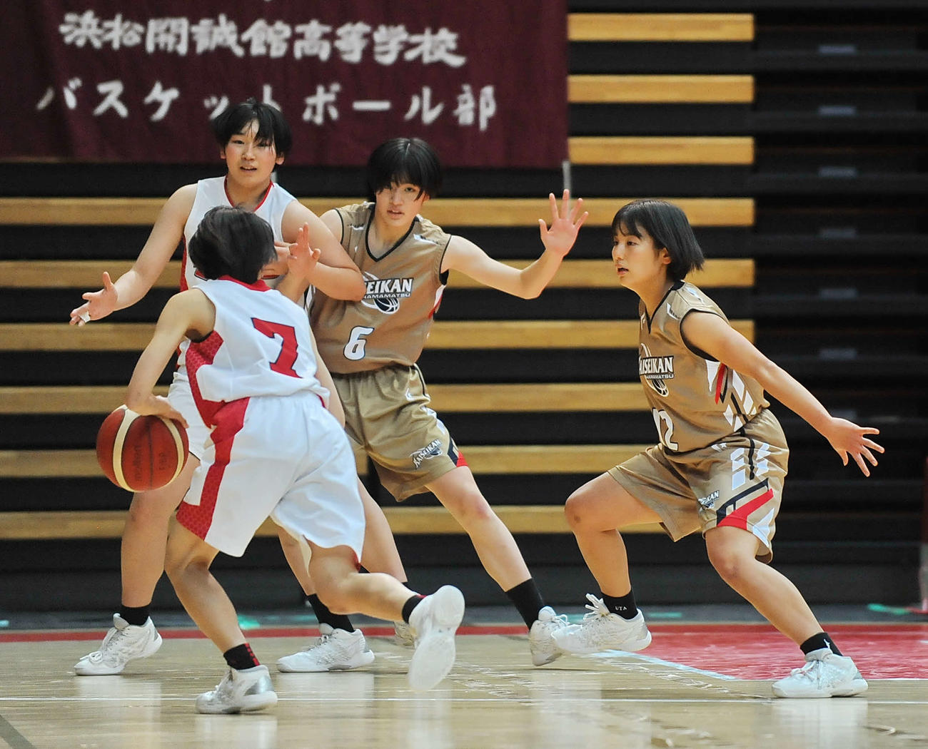 自陣ゴールを守る浜松開誠館の後藤（中央）と萩原（右）
