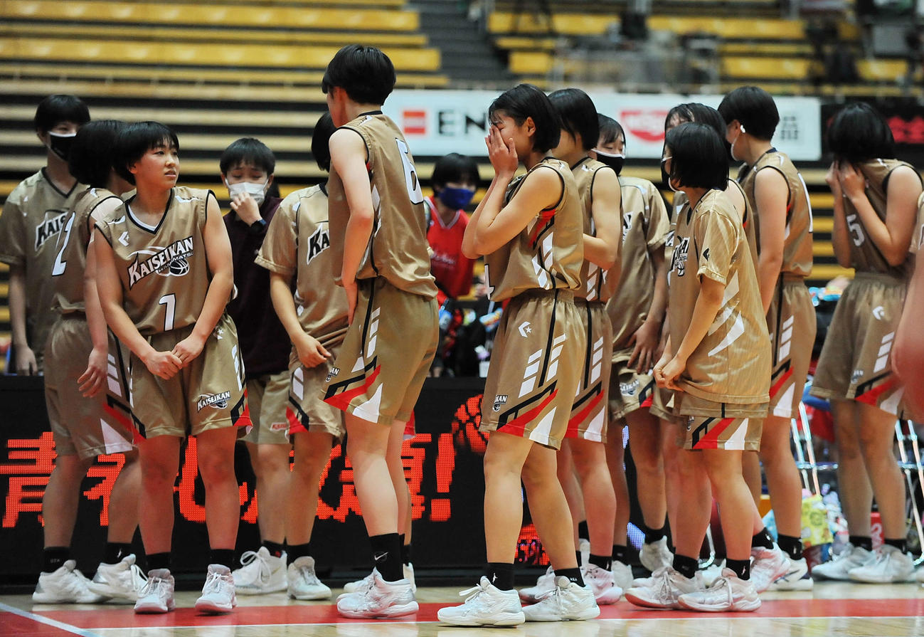試合に敗れ、涙に両手で顔を覆う浜松開誠館の小幡主将（中央）ら