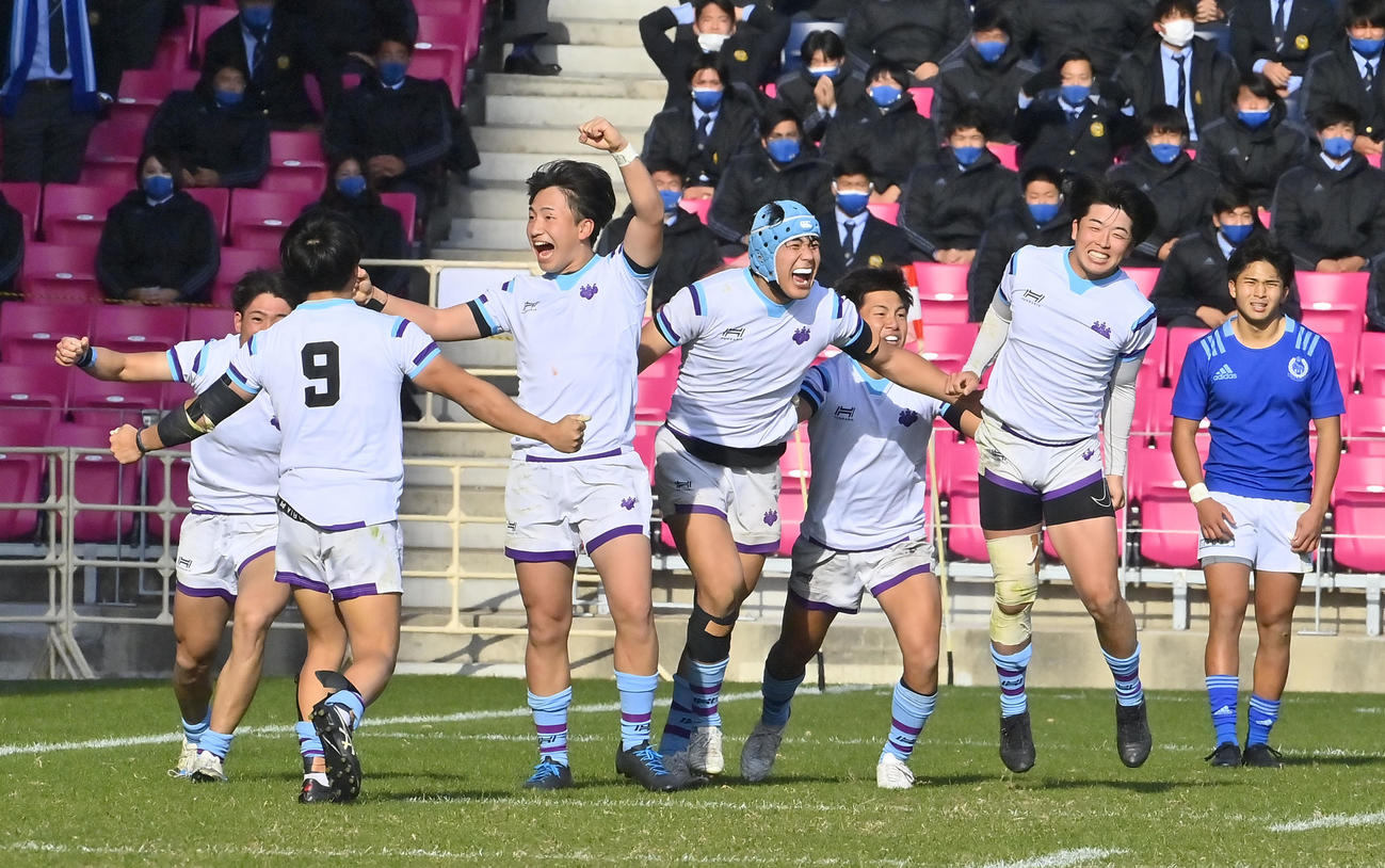 筑波大対東海大　ノーサイドの笛が鳴り東海大に勝利、喜ぶ筑波大フィフティーン（撮影・和賀正仁）
