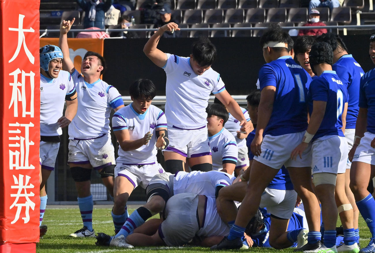 筑波大対東海大　後半、ラックのサイドを突き、最後筑波大プロップ木原が左中間にトライ、喜ぶチームメート（撮影・和賀正仁）