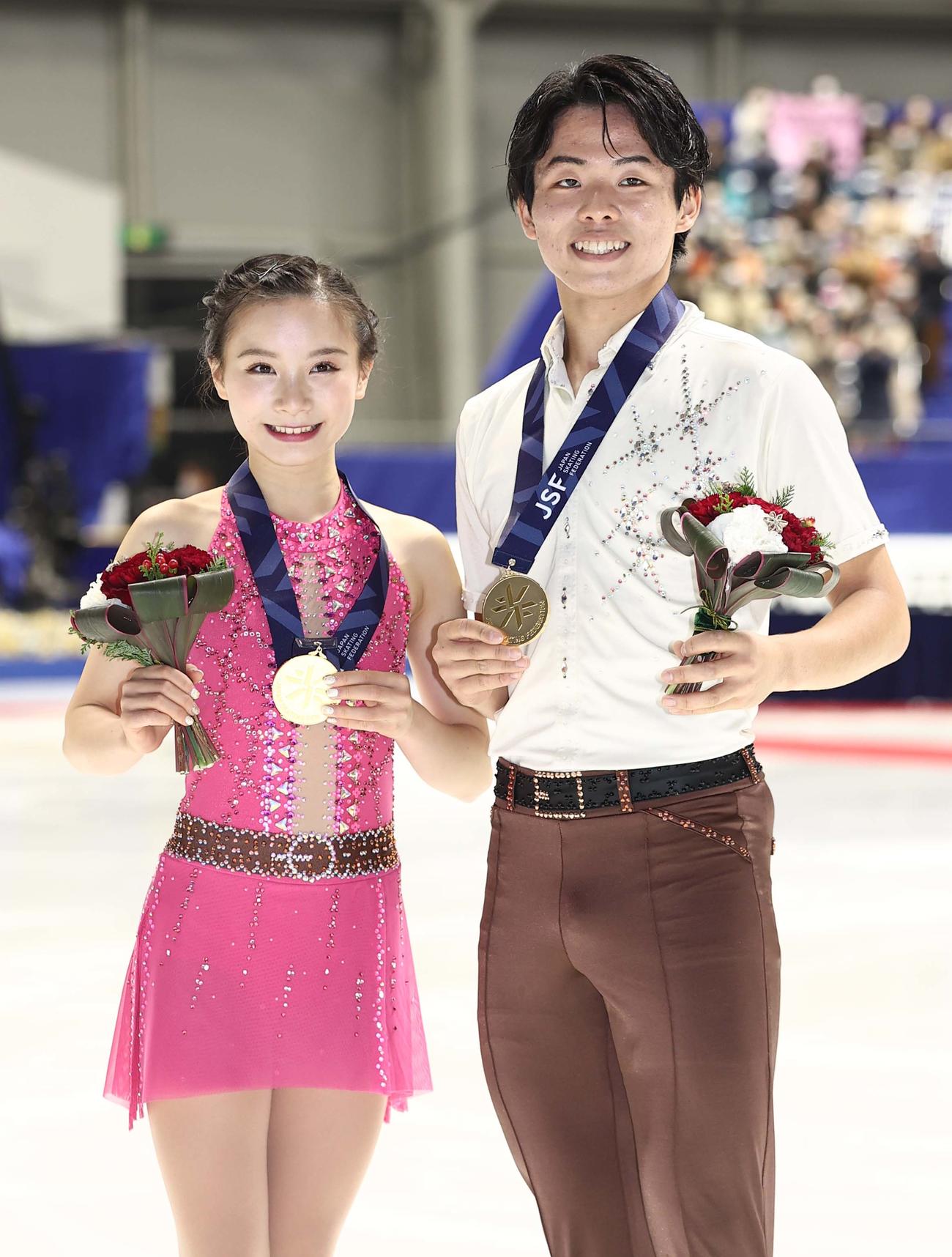 金メダルを手に笑顔を見せる村上遥奈（左）と森口澄士ペア（撮影・上田博志）