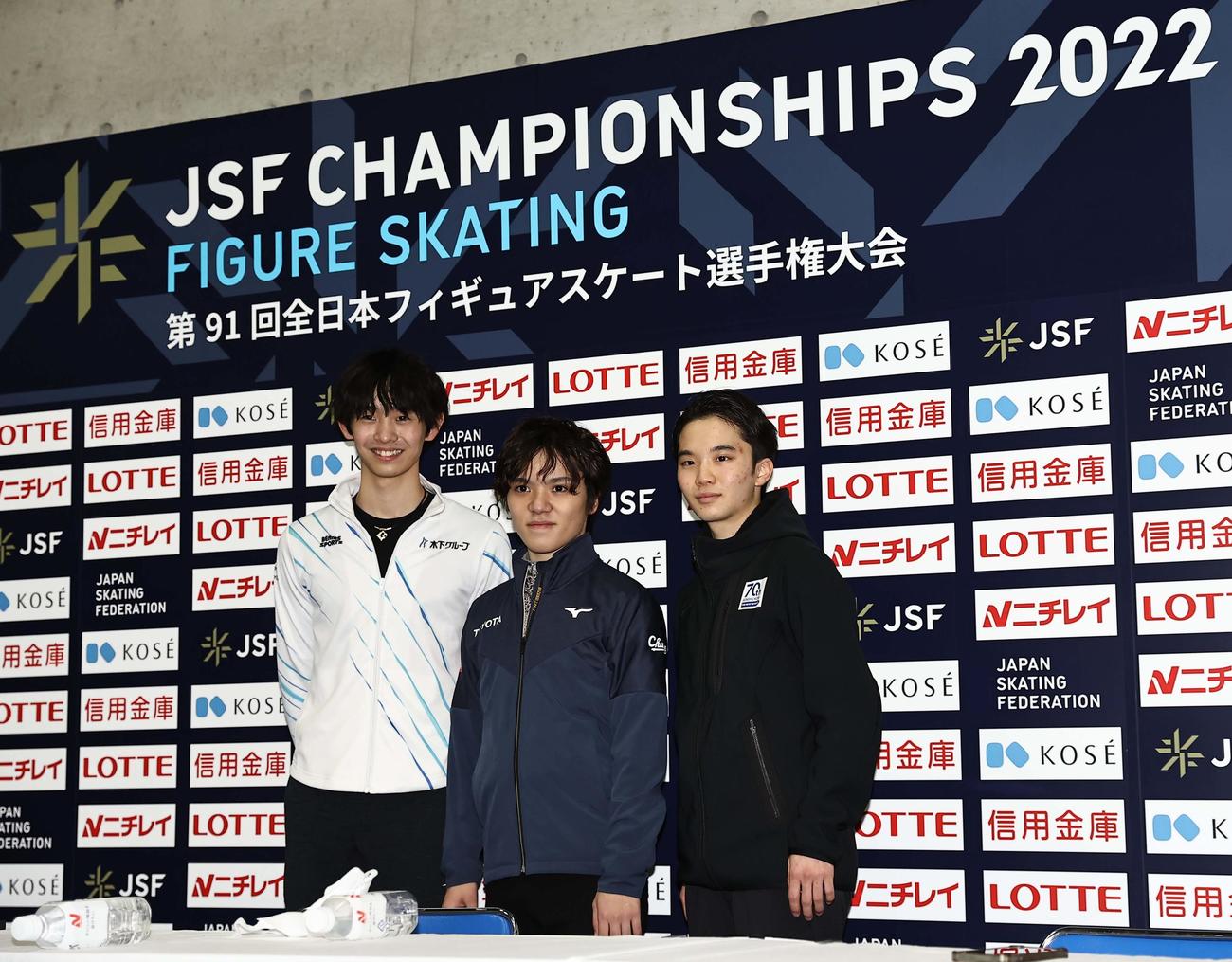 会見で笑顔を見せる左から2位の島田、優勝した宇野、3位の友野（撮影・上田博志）