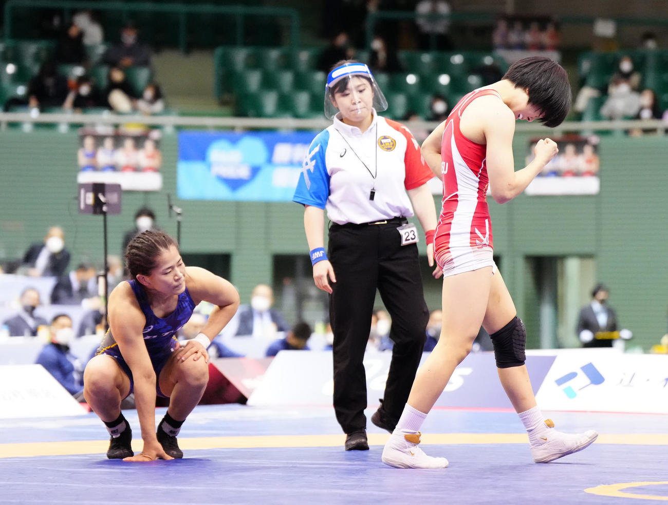 女子53キロ級決勝で奥野（左）を破り、ガッツポーズを見せる藤波（撮影・江口和貴）