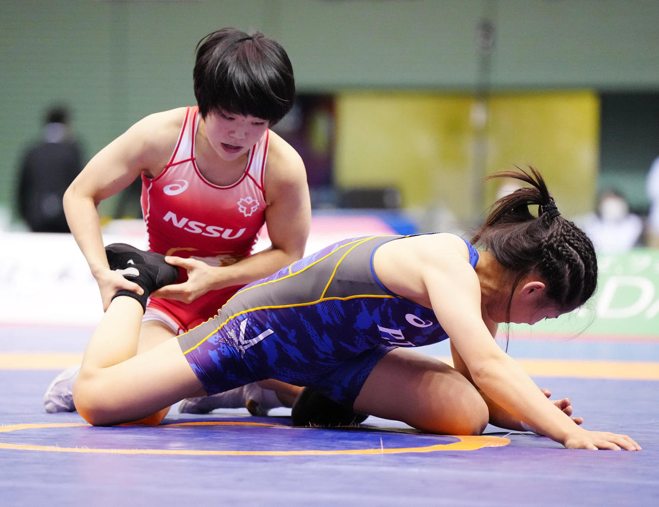 女子53キロ級決勝で奥野（手前）を攻める藤波（撮影・江口和貴）