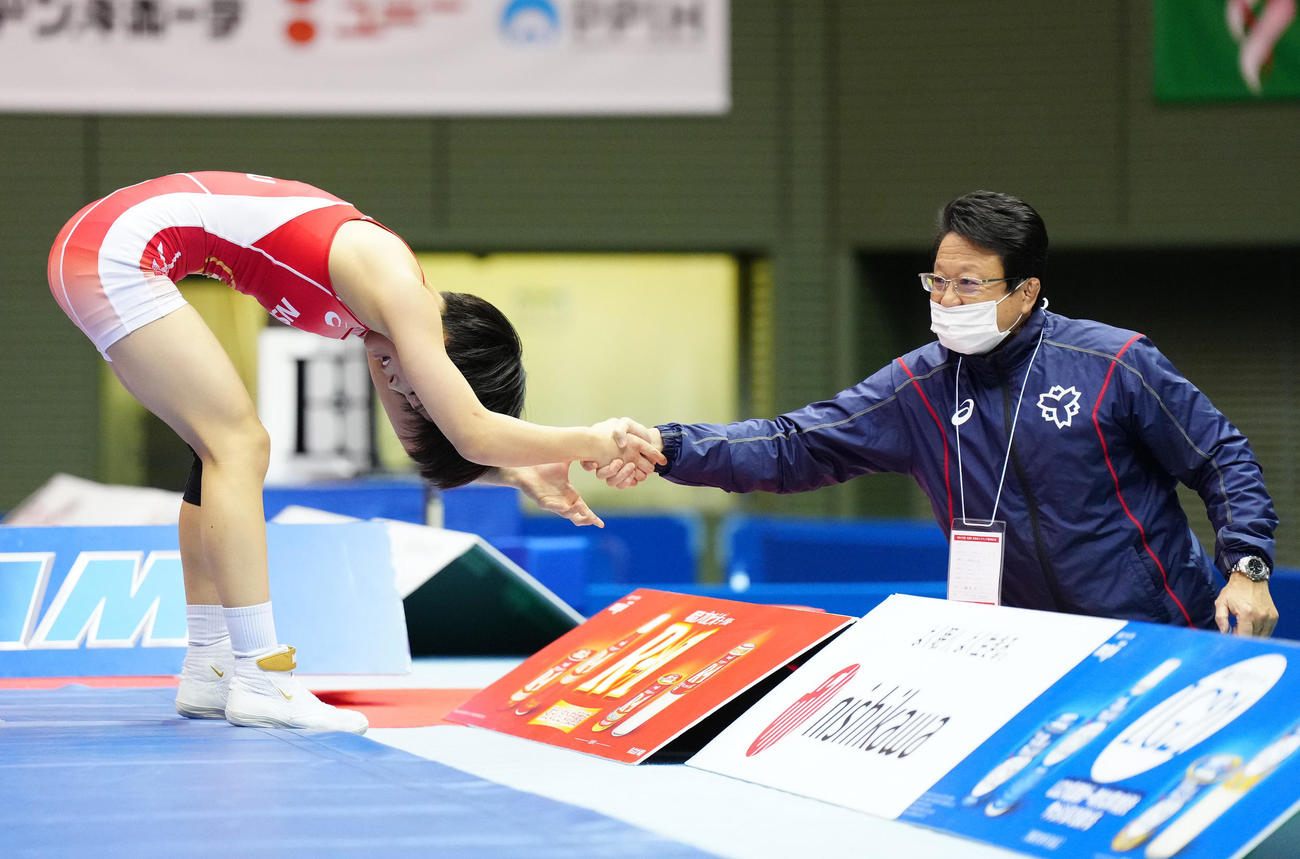 女子53キロ級で優勝し、父でコーチの俊一氏（右）と握手を交わす藤波（撮影・江口和貴）