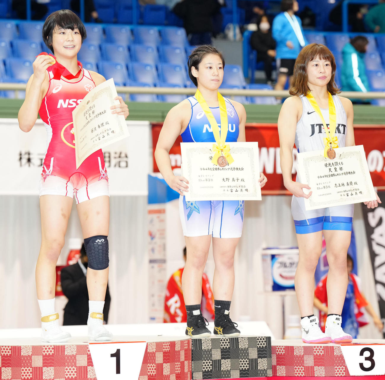 女子53キロ級の表彰しに臨む3位の志土地（右）。左は優勝の藤波、中央は3位の大野（撮影・江口和貴）
