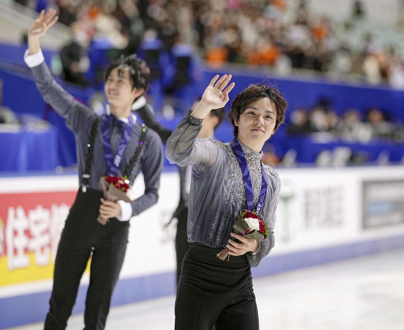 男子で優勝し、スタンドに手を振る宇野昌磨。左奥は2位の島田高志郎（共同）
