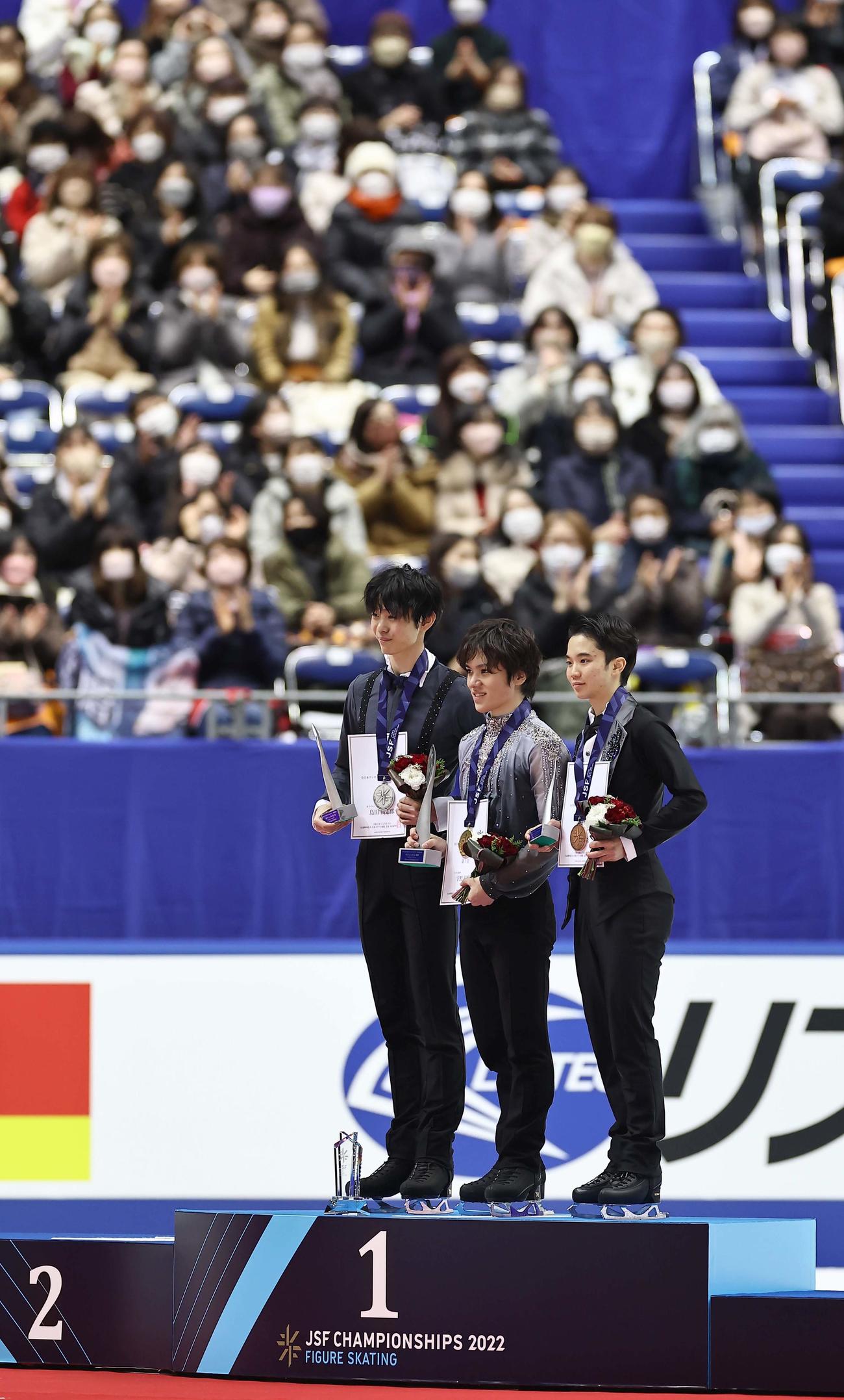 表彰台で記念撮影をする左から2位の島田、優勝の宇野、3位の友野（撮影・上田博志）