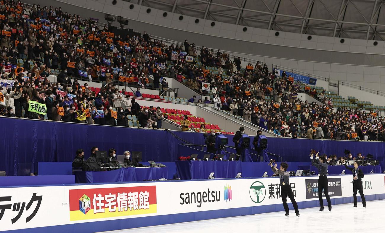 ファンに手を振りながら場内を1周する左から優勝の宇野、2位の島田、3位の友野（撮影・上田博志）