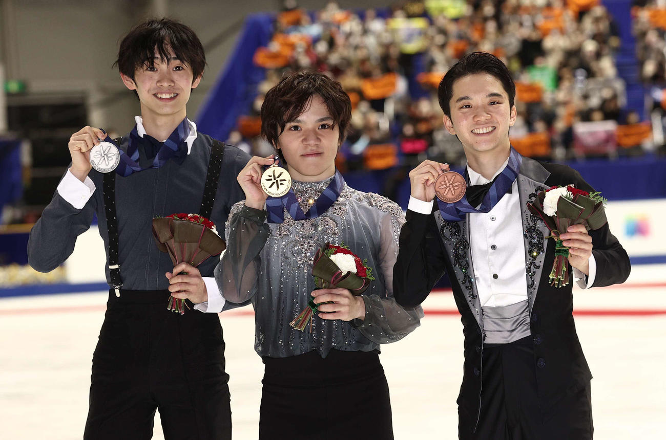 メダルを手に笑顔を見せる、左から2位の島田、優勝の宇野、3位の友野（撮影・上田博志）