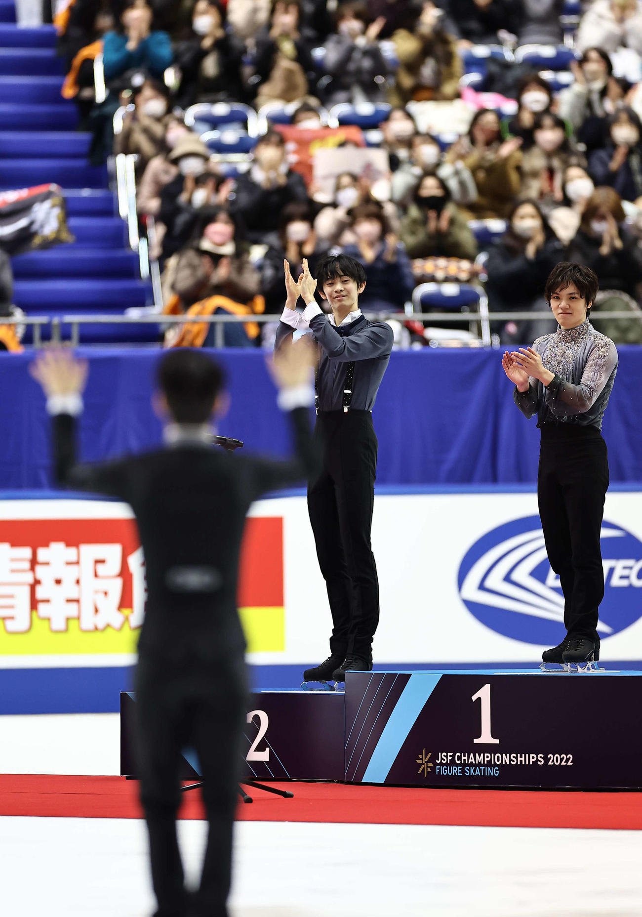 3位の友野（手前）に拍手を送る優勝した宇野（右）と2位の島田（撮影・上田博志）