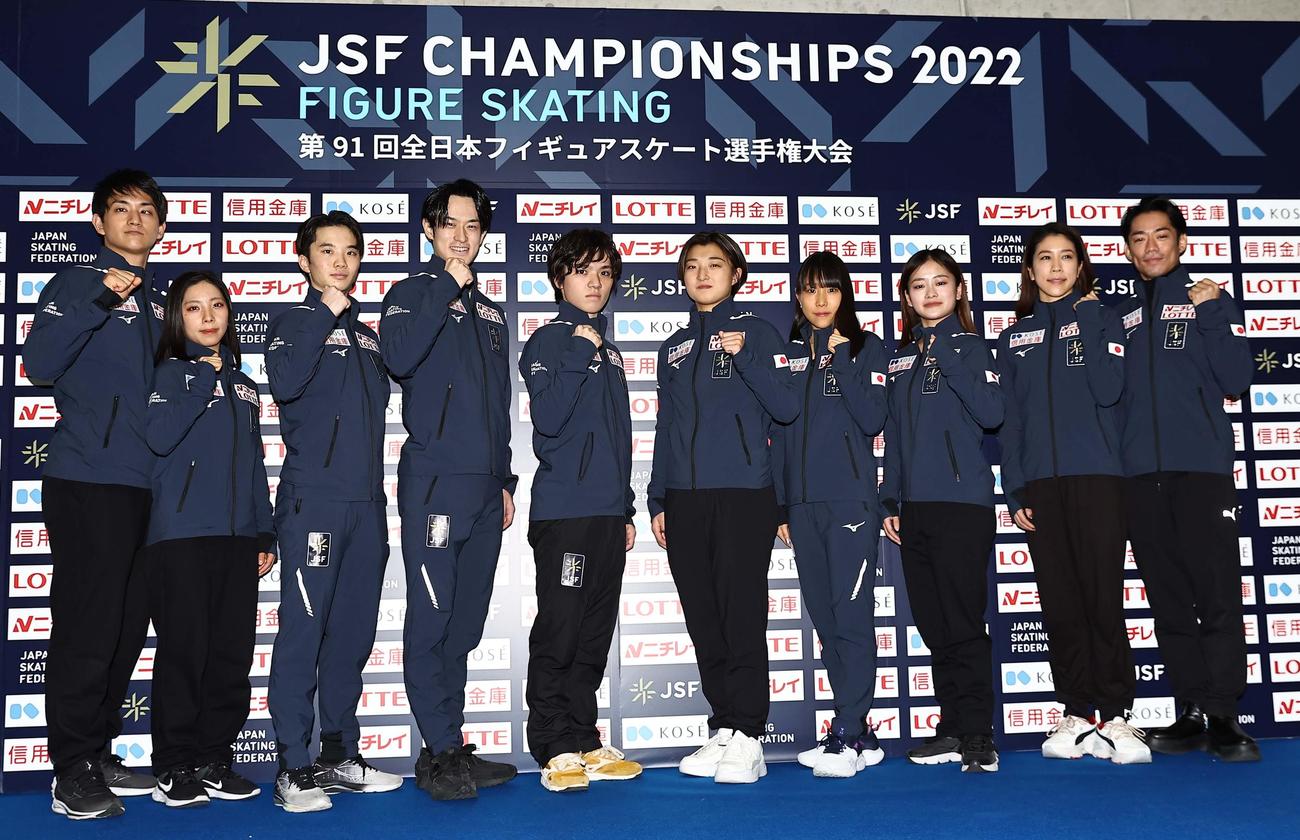 世界フィギュアのメンバーに選ばれた、左から三浦・木原ペア、男子シングル友野、山本、宇野、女子シングル坂本、三原、渡辺、村元・高橋ペア（撮影・上田博志）