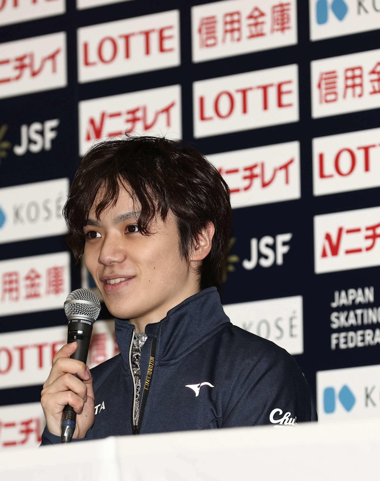 優勝した宇野は会見で笑顔を見せる（撮影・上田博志）