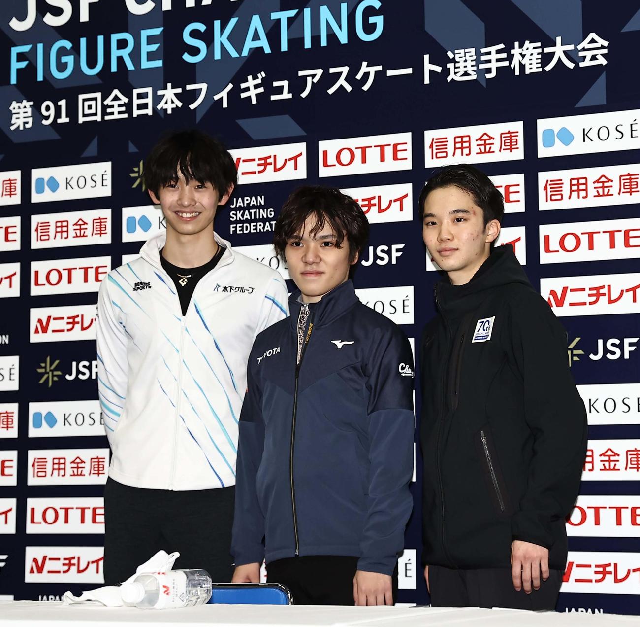 会見で笑顔を見せる左から2位の島田、優勝した宇野、3位の友野（撮影・上田博志）