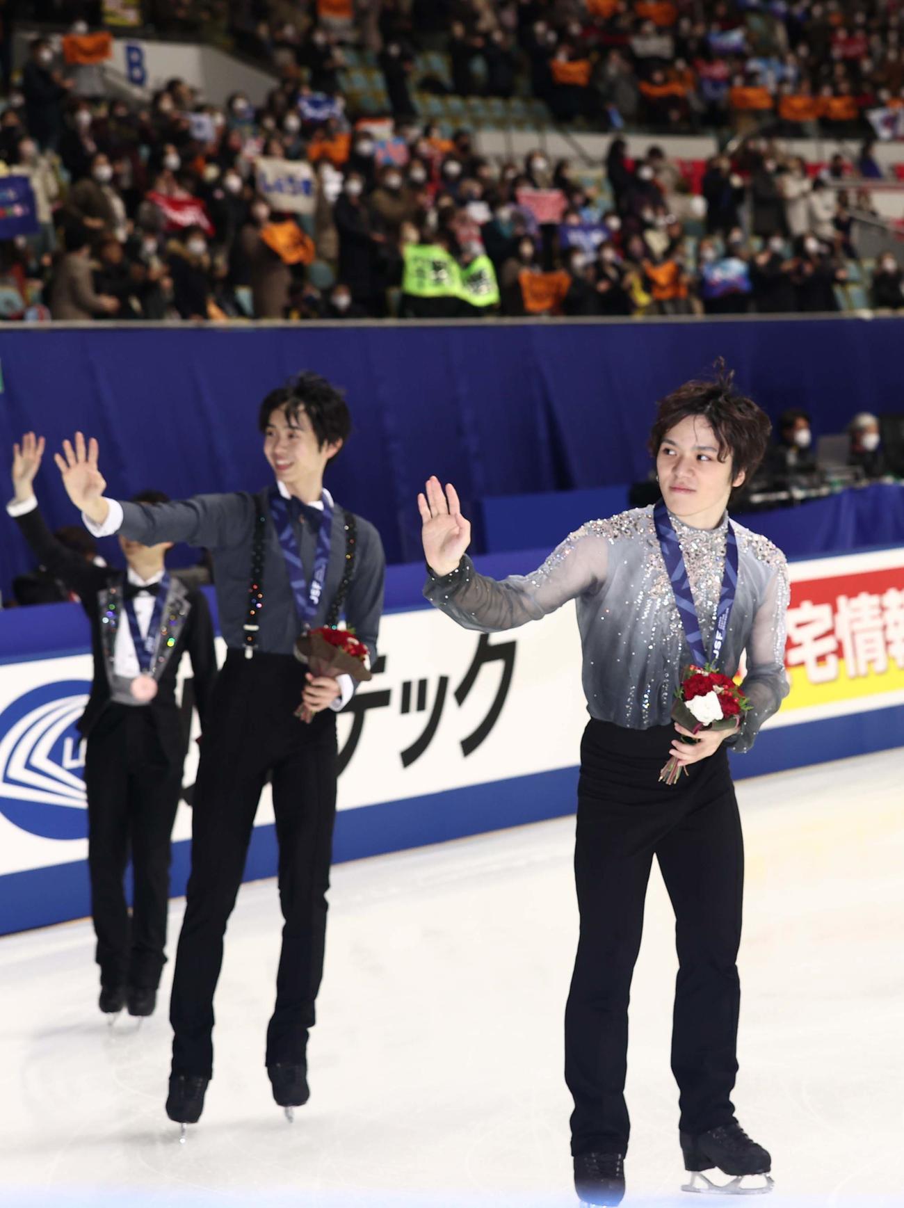 手を振りながら場内を1周する優勝した宇野（右）と2位の島田（撮影・上田博志）