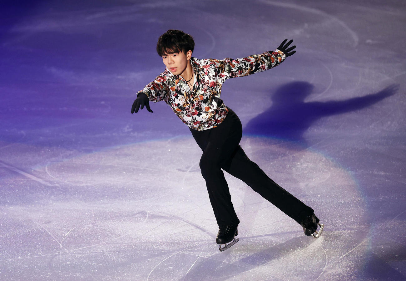 「オールジャパンメダリスト・オン・アイス2022」で演技する佐藤（撮影・前田充）
