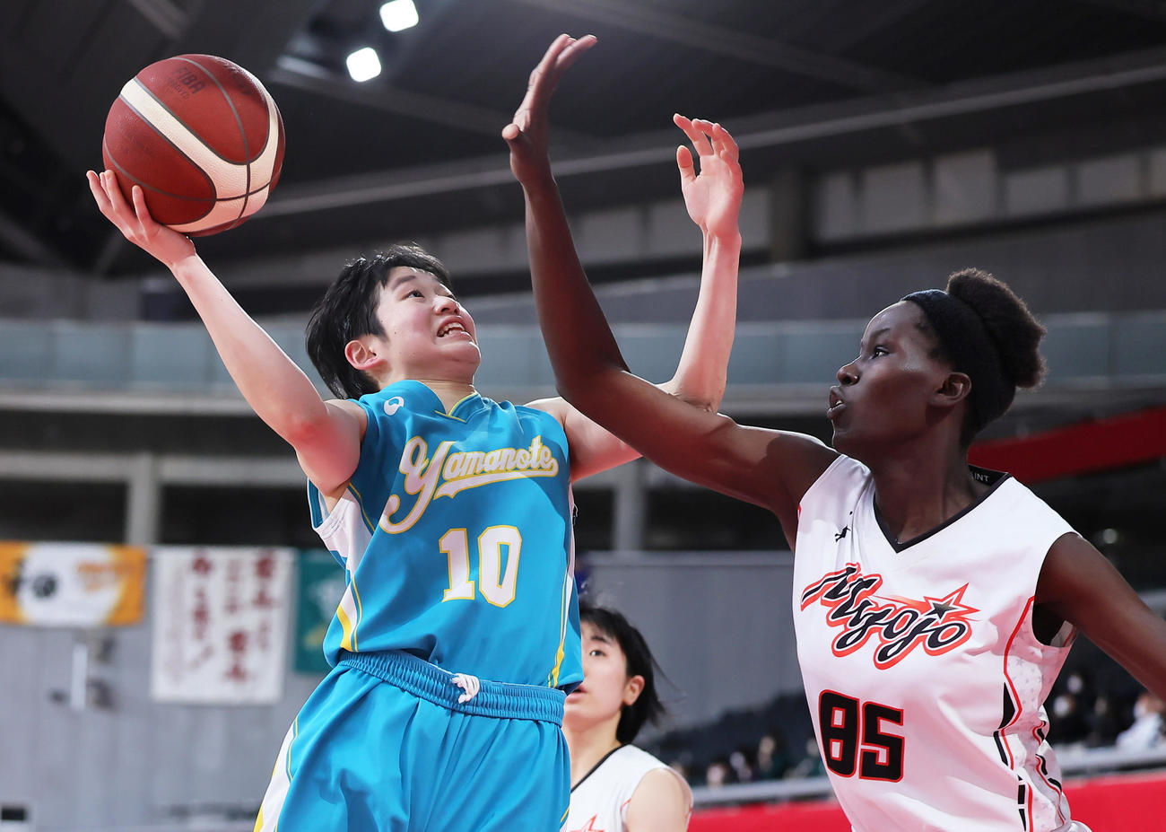 明星学園対札幌山の手　第2Q、競り合う札幌山の手・岡井（左）と明星学園のアフォディヤ（撮影・足立雅史）