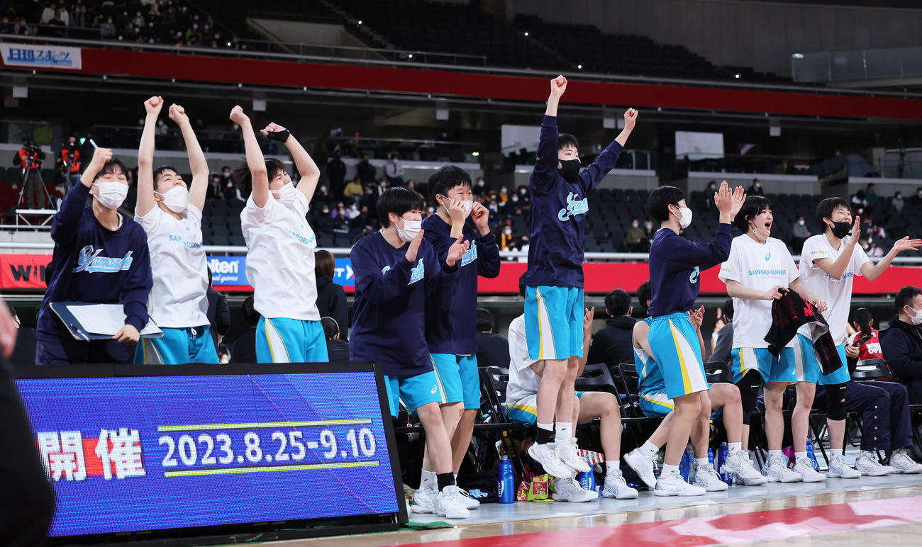 明星学園対札幌山の手　チームの得点をベンチで喜ぶ札幌山の手の選手たち（撮影・足立雅史）