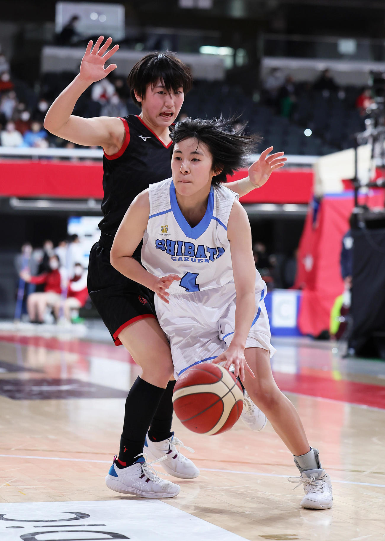 柴田学園大柴田学園対岐阜女　第2Q、攻め込む柴田学園大柴田学園・古坂（手前）（撮影・足立雅史）