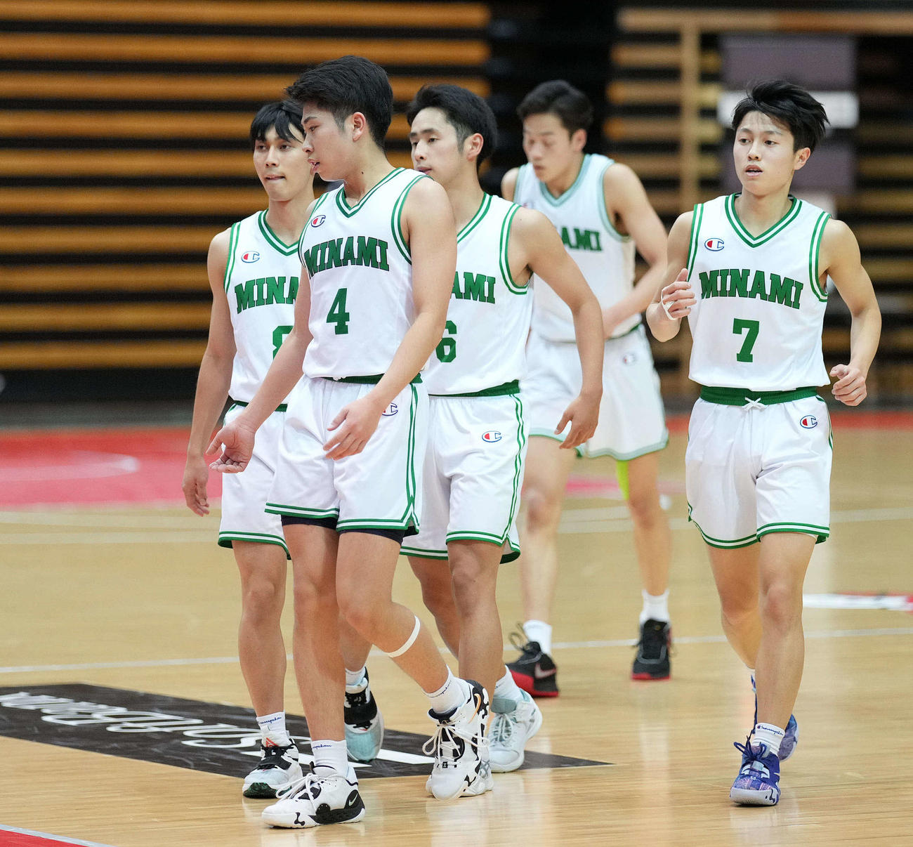 福島南対福岡大大濠　福岡大大濠に敗れ浮かない表情の福島南の選手たち（撮影・鈴木みどり）