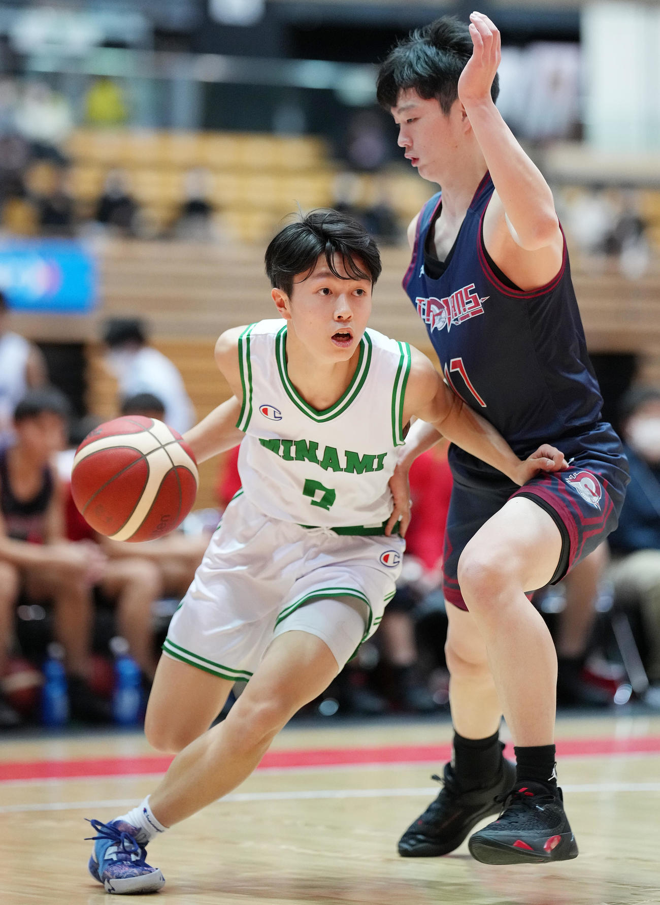 福島南対福岡大大濠　第2Q、果敢に攻め込む福島南・大内（左）（撮影・鈴木みどり）