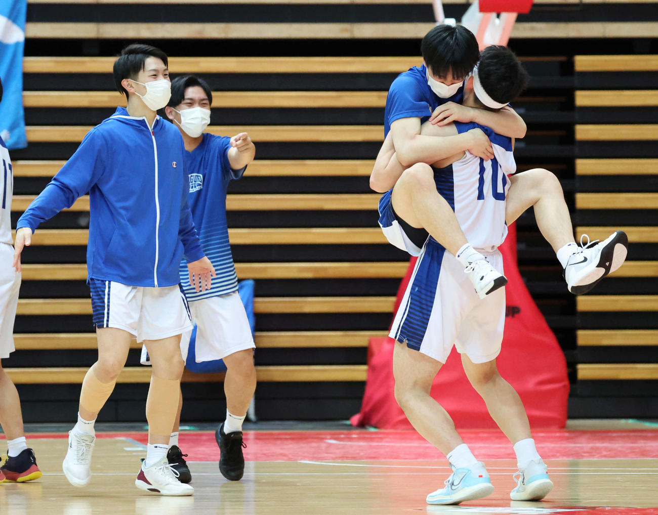 羽黒対八王子学園八王子　勝利し、歓喜する羽黒の選手たち（撮影・宮地輝）